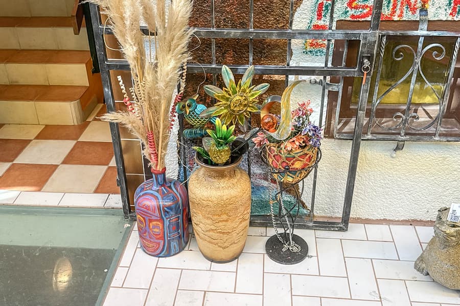 3 Blumenvasen mit Kunstblumen